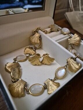 Very Rare Monet 80's 90's Runway Gold Shell and Cream Carbochon Oval Necklace